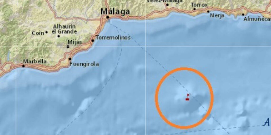 Medio centenar de magrebíes rescatados de una patera a 23 millas de la Caleta de Vélez Málaga