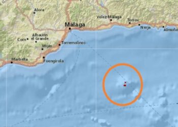 Medio centenar de magrebíes rescatados de una patera a 23 millas de la Caleta de Vélez Málaga