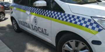 Un policía local fuera de servicio apaga un incendio en una vivienda y evacúa a una mujer de 80 años