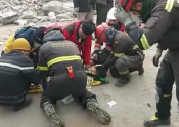 Bomberos de Málaga que forman parte del equipo de Bomberos Unidos Sin Fronteras rescatan a una familia en Turquía