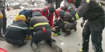 Bomberos de Málaga que forman parte del equipo de Bomberos Unidos Sin Fronteras rescatan a una familia en Turquía