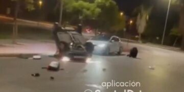 Herido el copiloto de un coche que viajaba con medio cuerpo fuera de la ventanilla