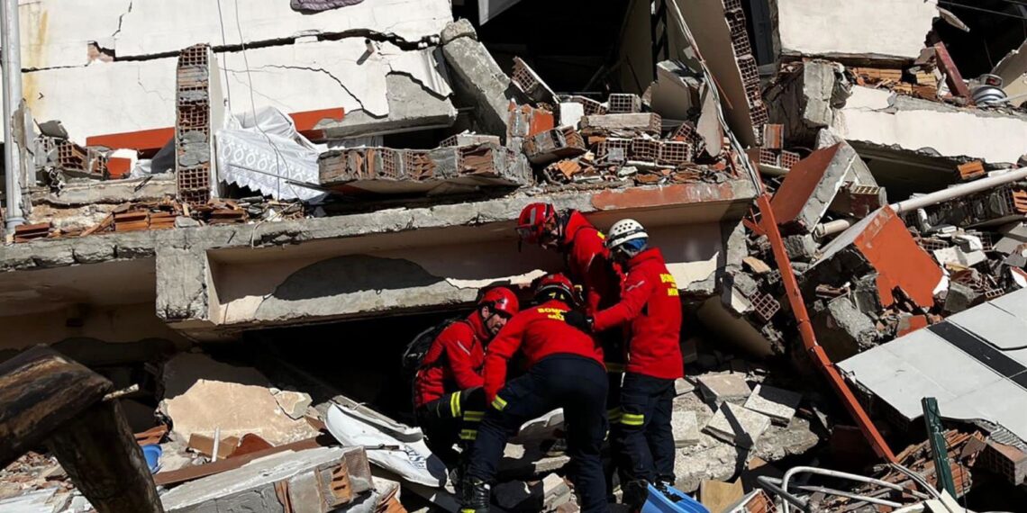 Bomberos de Málaga participan en el rescate de un menor bajo los escombros en Turquía tras diez horas de trabajo