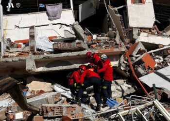 Bomberos de Málaga participan en el rescate de un menor bajo los escombros en Turquía tras diez horas de trabajo