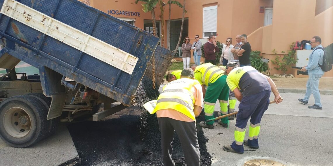 Trabajos de mejora del asfalto de Manilva Beach