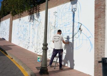 Casares homenajea a los mayores y las tradiciones con un nuevo  mural en el Peñón Rodao