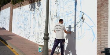 Casares homenajea a los mayores y las tradiciones con un nuevo  mural en el Peñón Rodao