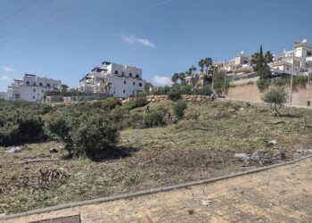 Trabajo de desbroce para prevenir incendios en Casares