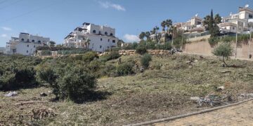 Trabajo de desbroce para prevenir incendios en Casares