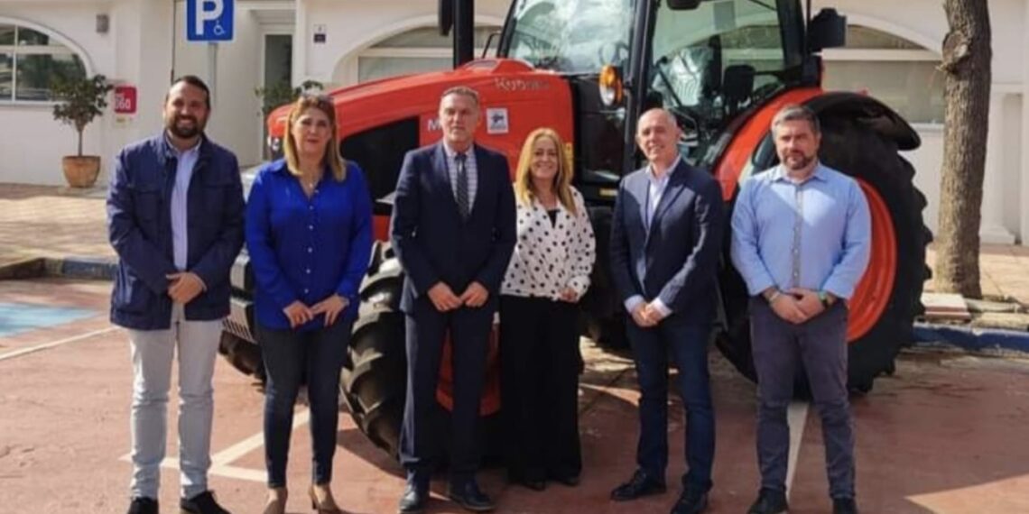 Nuevo tractor para la limpieza y mantenimiento de las playas de Manilva