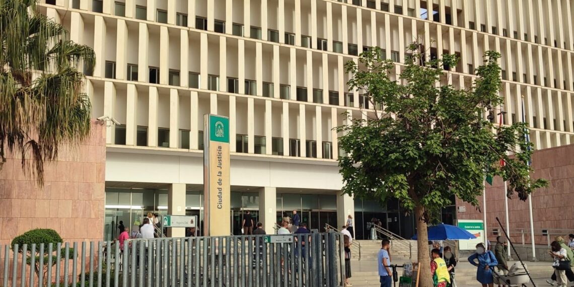 Juzgan a dos hombres por asesinar a otro a disparos en un portal de Fuengirola