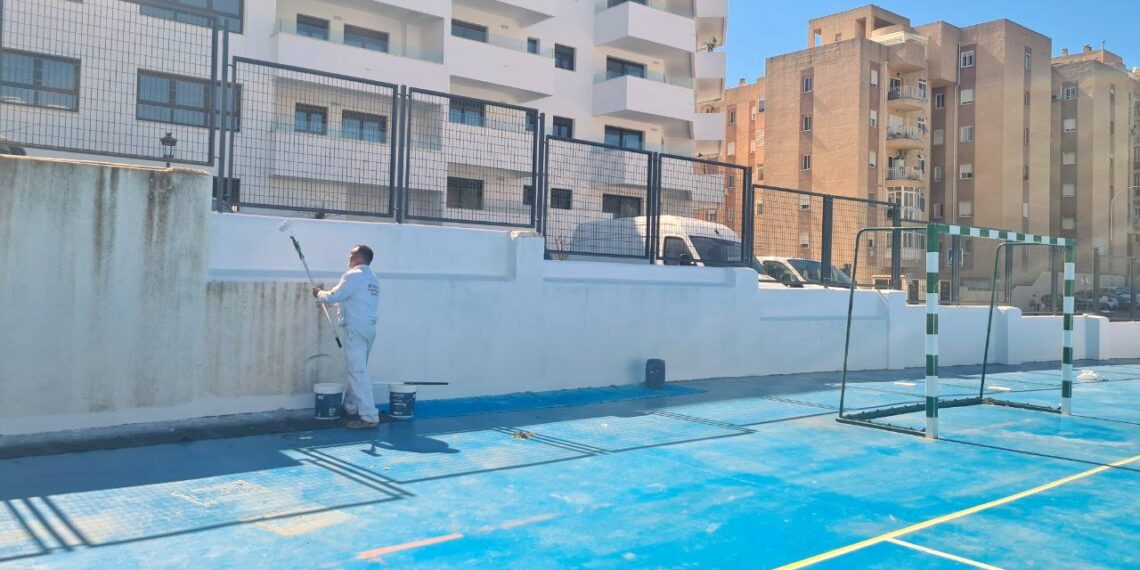 El Ayuntamiento de Estepona adecenta los centros escolares durante la Semana Blanca