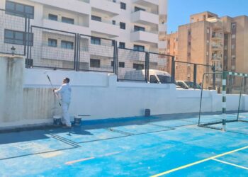 El Ayuntamiento de Estepona adecenta los centros escolares durante la Semana Blanca