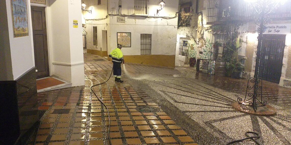 El Ayuntamiento de Marbella pone en marcha un dispositivo especial de limpieza para Semana Santa