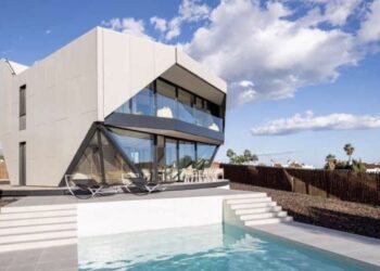 Una casa que se gira desde el móvil, a la venta por millón y medio en Estepona