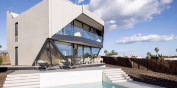 Una casa que se gira desde el móvil, a la venta por millón y medio en Estepona