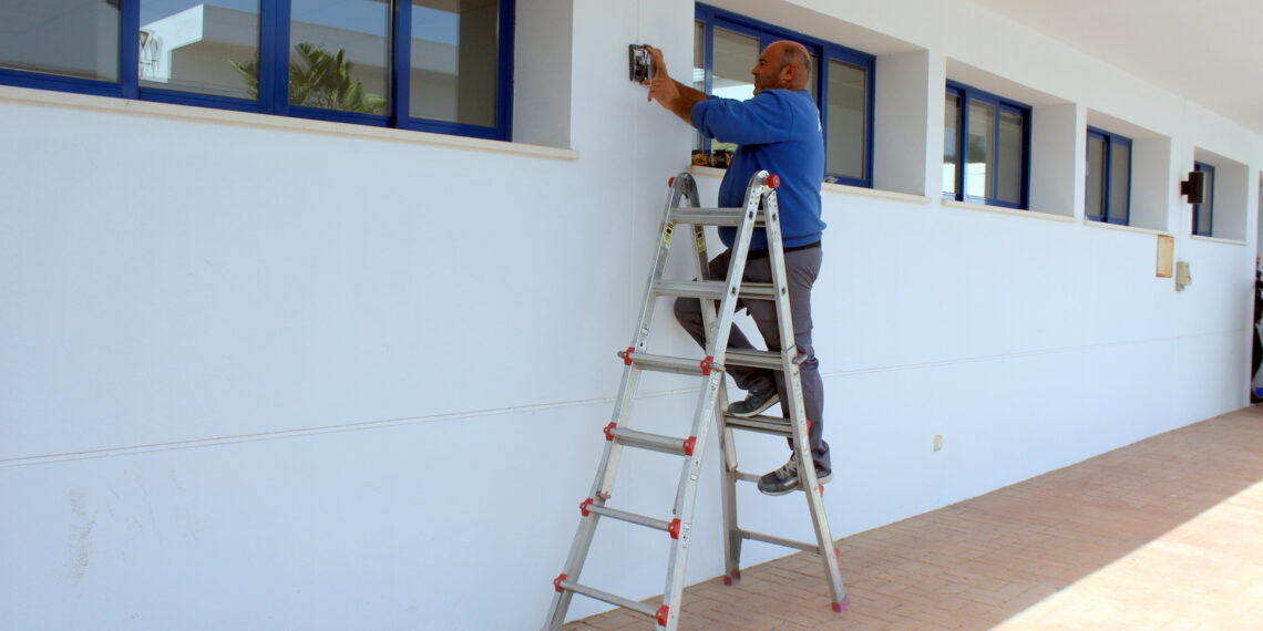 Comienzan los trabajos para mejorar la eficiencia energética de la Jefatura de Policía Local de Estepona