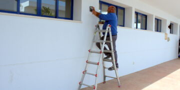 Comienzan los trabajos para mejorar la eficiencia energética de la Jefatura de Policía Local de Estepona