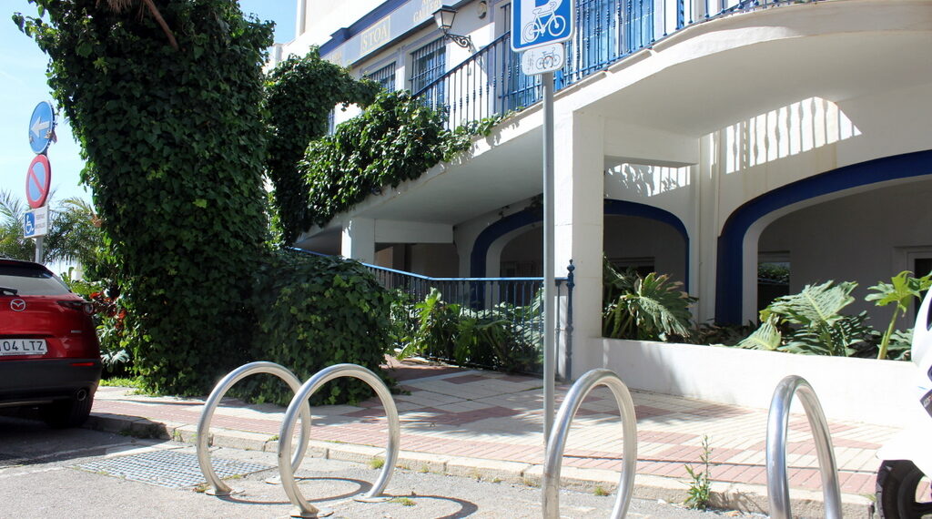 Estepona contará con más de un centenar de aparcabicicletas nuevos junto a centros educativos y áreas comerciales