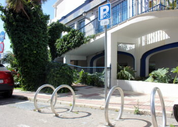 Estepona contará con más de un centenar de aparcabicicletas nuevos junto a centros educativos y áreas comerciales