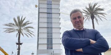 El candidato por VOX denuncia “el gasto desorbitado de Estepona”, 17 millones, en un edificio “que nadie ha pedido”
