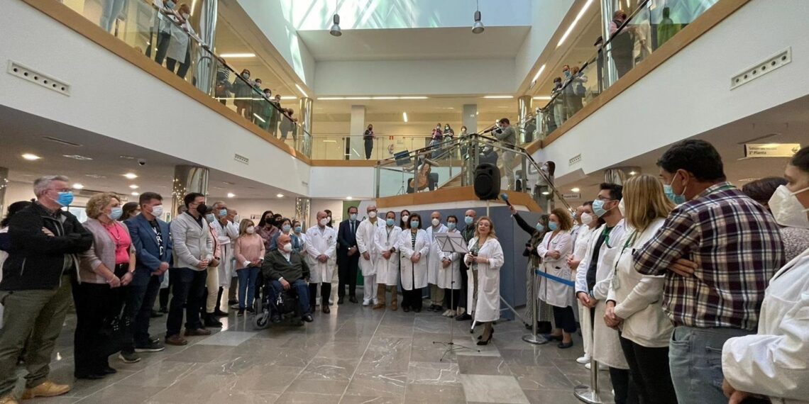 Profesionales, pacientes y familiares asisten en el Clínico a un acto en memoria por fallecidos en pandemia