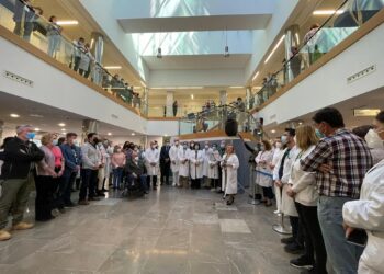 Profesionales, pacientes y familiares asisten en el Clínico a un acto en memoria por fallecidos en pandemia