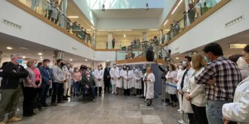 Profesionales, pacientes y familiares asisten en el Clínico a un acto en memoria por fallecidos en pandemia