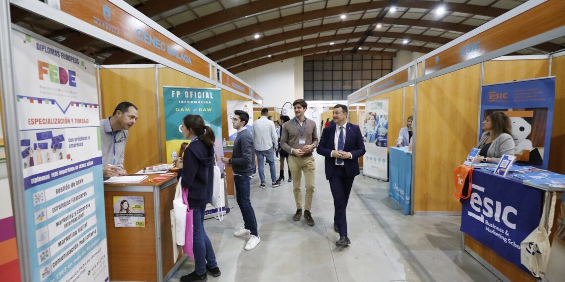 Más de 130 empresas e instituciones ofertan programa en la segunda jornada de la Feria de Empleo