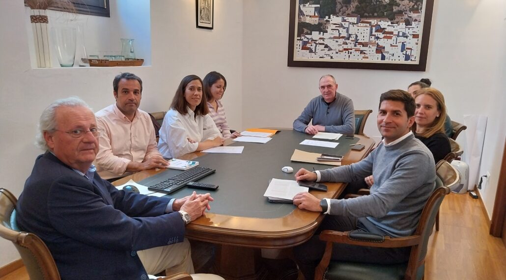 Renovado el convenio del Ayuntamiento de Casares con la empresa Votorantim Cimentos que explota la Cantera de la Utrera