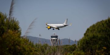 Congreso debate la privatización de torres de control de 7 aeropuertos, entre ellos Málaga