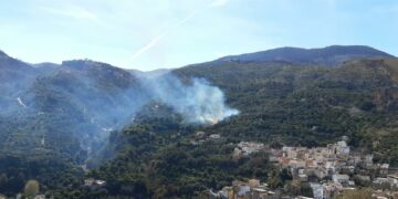 Declarado un incendio forestal en un barranco de El Pinar, Granada