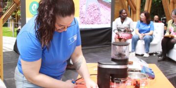 Científicos de Málaga llevan a Ecuador un proyecto para crear bioplásticos a partir de restos de cacao