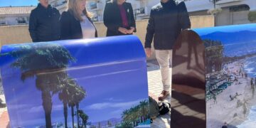Torremolinos inicia un plan de embellecimiento de diez islas ecológicas con vinilos informativos y decorativos