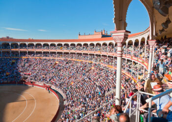 El Gobierno renueva el bono cultural joven de 400 euros que incluirá los toros y no se limitará por renta