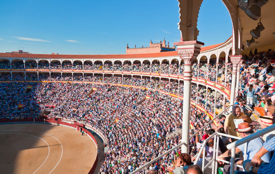 El Gobierno renueva el bono cultural joven de 400 euros que incluirá los toros y no se limitará por renta