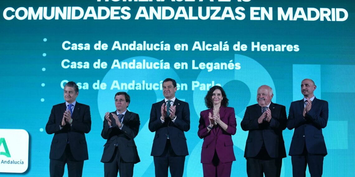 Juanma Moreno saca pecho en Madrid por su gestión en la Junta y abraza la talla «política y humana» de Ayuso y Almeida