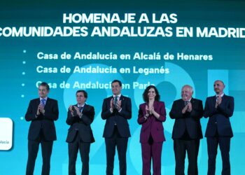 Juanma Moreno saca pecho en Madrid por su gestión en la Junta y abraza la talla «política y humana» de Ayuso y Almeida