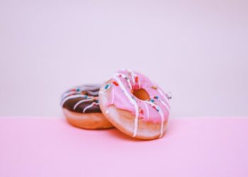 FACUA insta a Sánchez a desbloquear la norma que regula la publicidad de productos insanos a menores