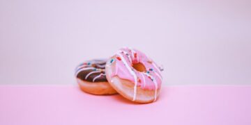 FACUA insta a Sánchez a desbloquear la norma que regula la publicidad de productos insanos a menores