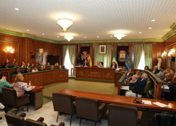 Marbella garantiza el servicio de conserjería y mantenimiento que realiza Clece en las instalaciones deportivas