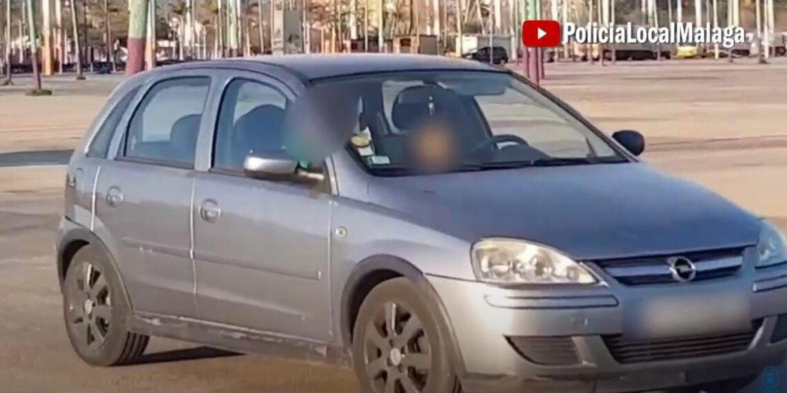 Investigado en Málaga por dejar al volante del coche a su hijo de ocho años