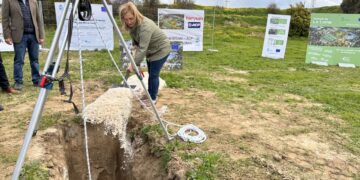 Ana Mula coloca la primera piedra del Parque de La Loma, el gran pulmón verde de Fuengirola