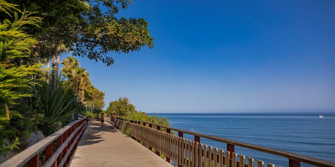 El Ayuntamiento de Estepona licita el suministro de iluminación sostenible en el corredor litoral