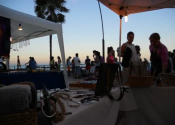 Las nuevas medidas del mercadillo de verano de Estepona que no convencen a los comerciantes