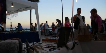 Las nuevas medidas del mercadillo de verano de Estepona que no convencen a los comerciantes