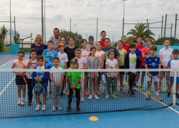 La alcaldesa de Marbella visita las escuelas municipales de tenis