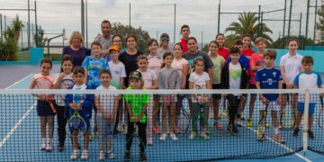 La alcaldesa de Marbella visita las escuelas municipales de tenis