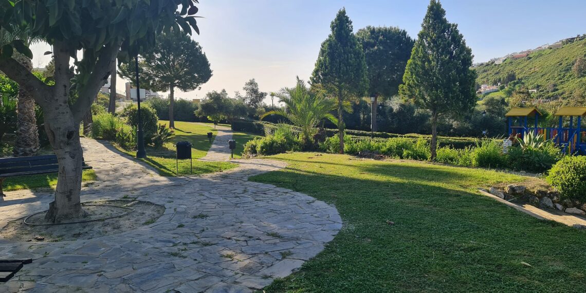 Siguen las mejoras en las zonas verdes y los parques de Manilva