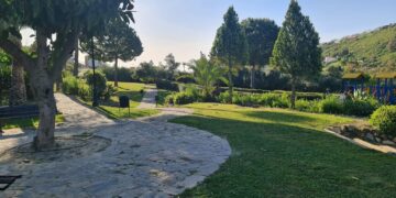 Siguen las mejoras en las zonas verdes y los parques de Manilva